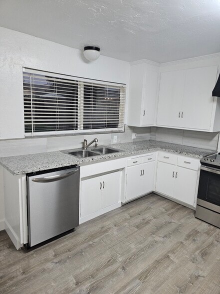 Kitchen - 1842 Lynwood Dr
