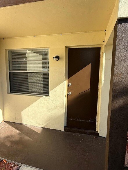 Building Photo - 3880 Woodside Dr