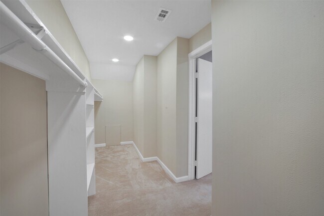 Building Photo - 15815 Baytree Dr