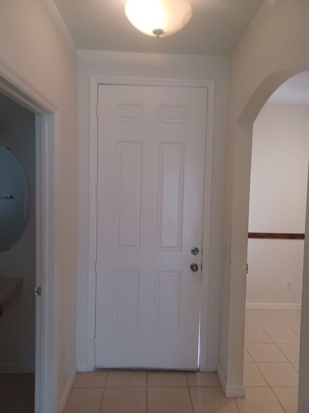 Building Photo - 3/2.5 Townhouse in a Family Friendly Community with Amenities Galore TENANT OCCUPIED UNTIL 4/30