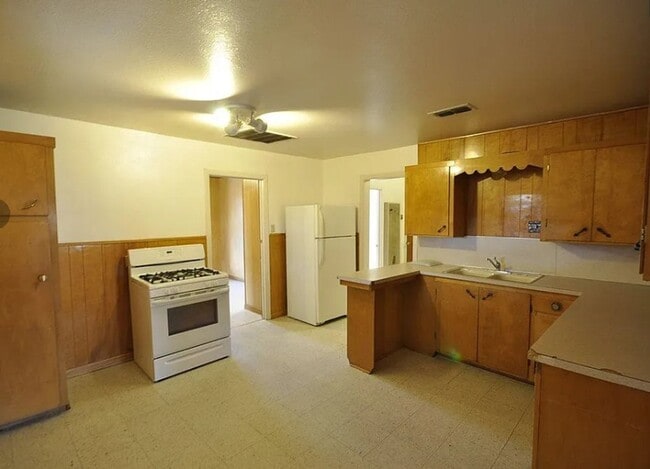 Building Photo - 3 Bedroom Home with Large Fenced Yard Avai...