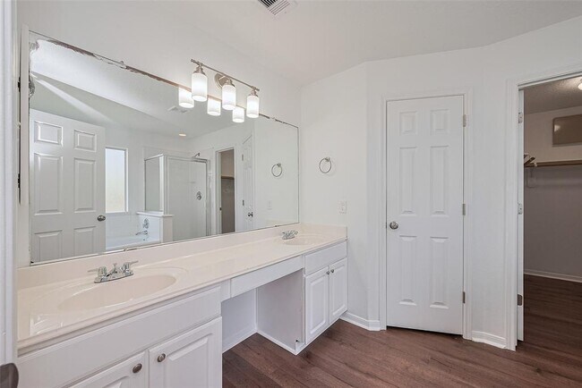 Building Photo - 12230 Hawthorne Hill Cir