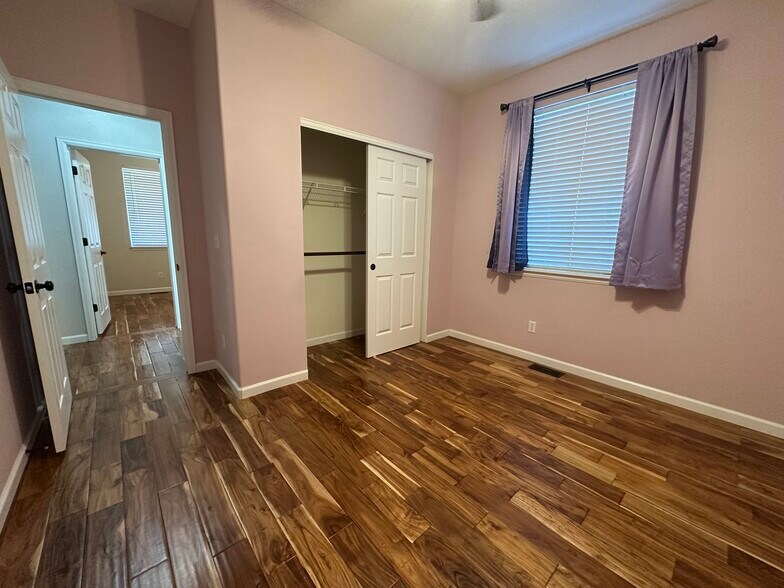Building Photo - 8238 Hollygrape Ln