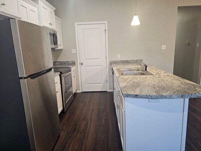 Building Photo - Beautiful New Townhomes in Alma! **MOVE IN...