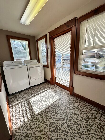 Building Photo - 923 E Hillcrest Dr