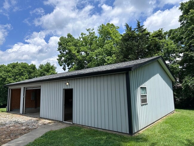 Building Photo - 24394 State Line Rd