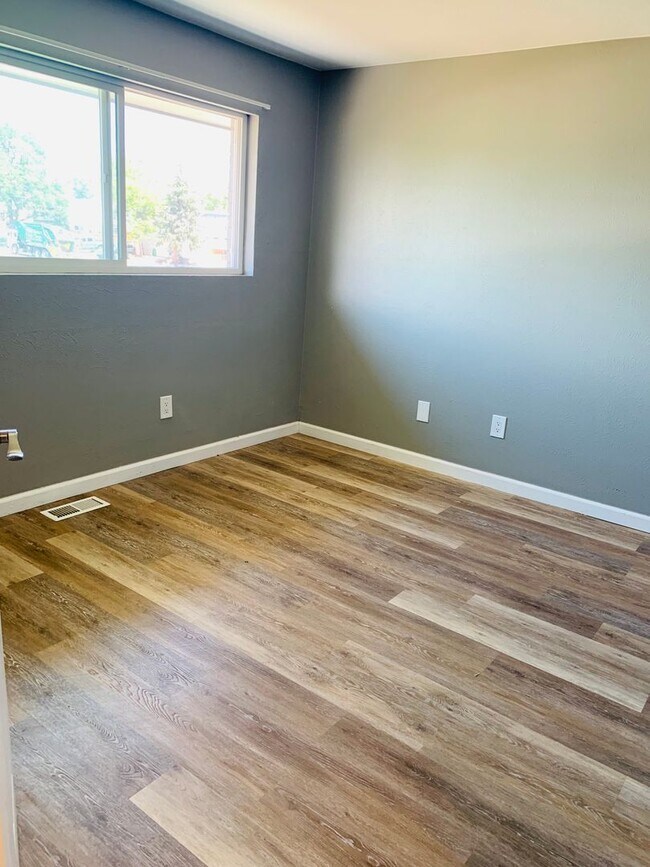 Building Photo - Updated 2 Bedroom 1.5 Bath in Westminster