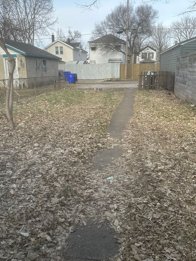 Building Photo - CUTE 2 BEDROOM HOUSE WITH LARGE BACKYARD IN HAMILTON!