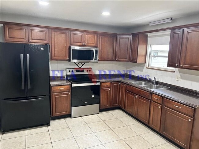 Building Photo - **3/2 lovely home with separate 1/1 In law suite**