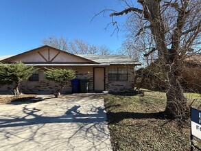 Building Photo - 908 Dryden Ave