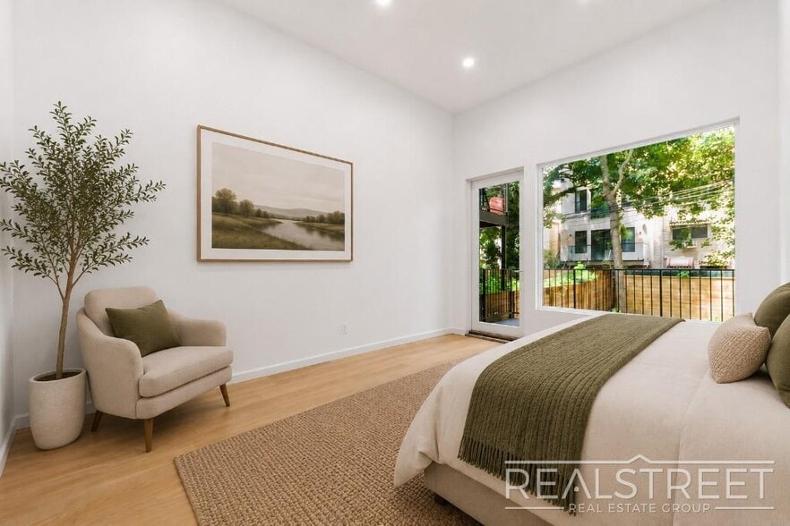 Building Photo - Three Bedroom Duplex w. Backyard.