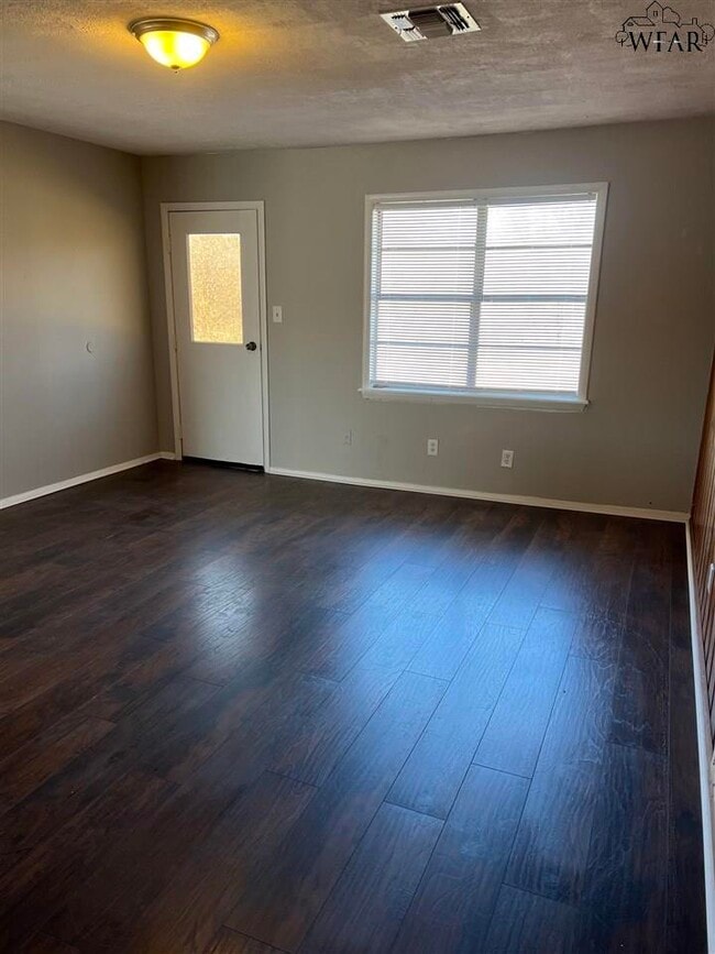 Building Photo - 1118 Ireland St