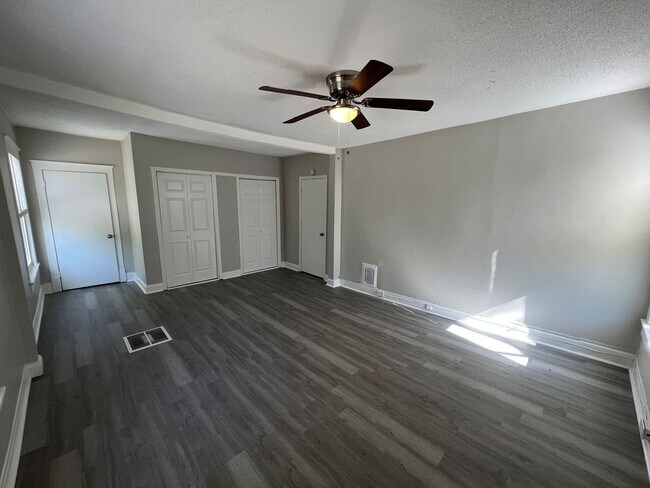 Building Photo - Completely Renovated 3 Bed / 2 Bath Home!