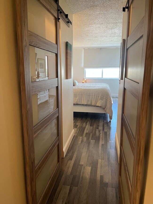Building Photo - Stunning 2 bed 2 bath condo with terrific ...