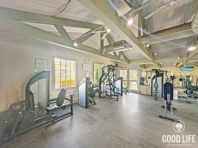 Building Photo - Modern Second-Story 2B/2BA in the Heart of San Diego with Resort-Style Amenities.