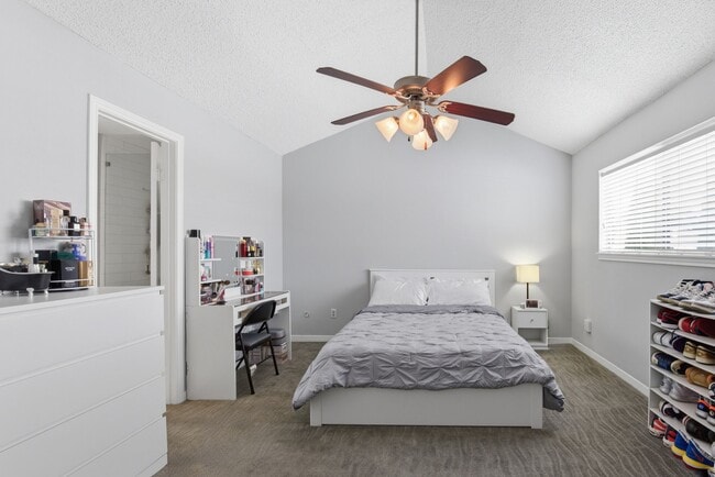 Building Photo - 1011 Fountain View Dr