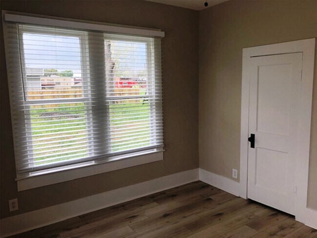 Building Photo - 3022 School St