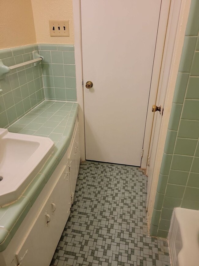 Building Photo - 3 BD 1.5 BA Ocean Springs Rental in the Go...