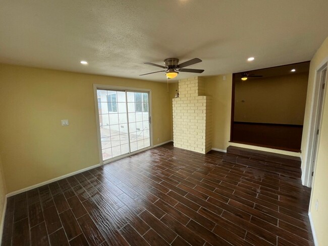 Building Photo - MOVE IN READY 4+2 w/bonus room + open floo...