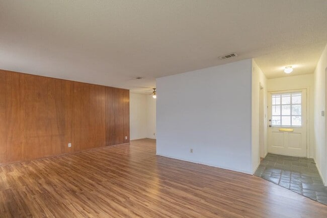 Building Photo - 8110 Exmoor Dr