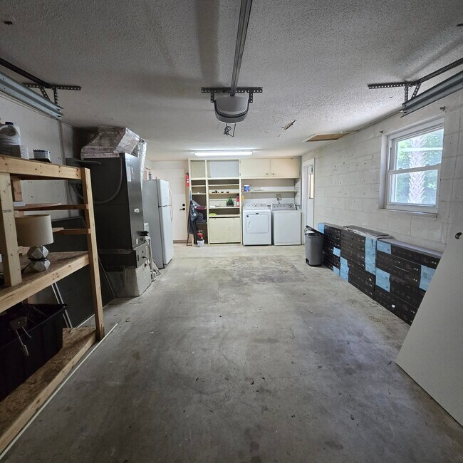 Building Photo - 3/2.5/1 Beautifully Updated Crystal River Home with Carport, Garage & Fenced Yard