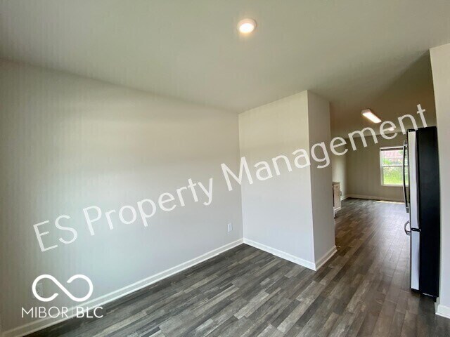 Building Photo - 2913 W Kings Cyn Dr