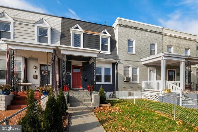 Building Photo - 2408 3rd St NE