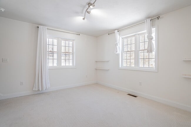 Building Photo - 5 Lowther Pl