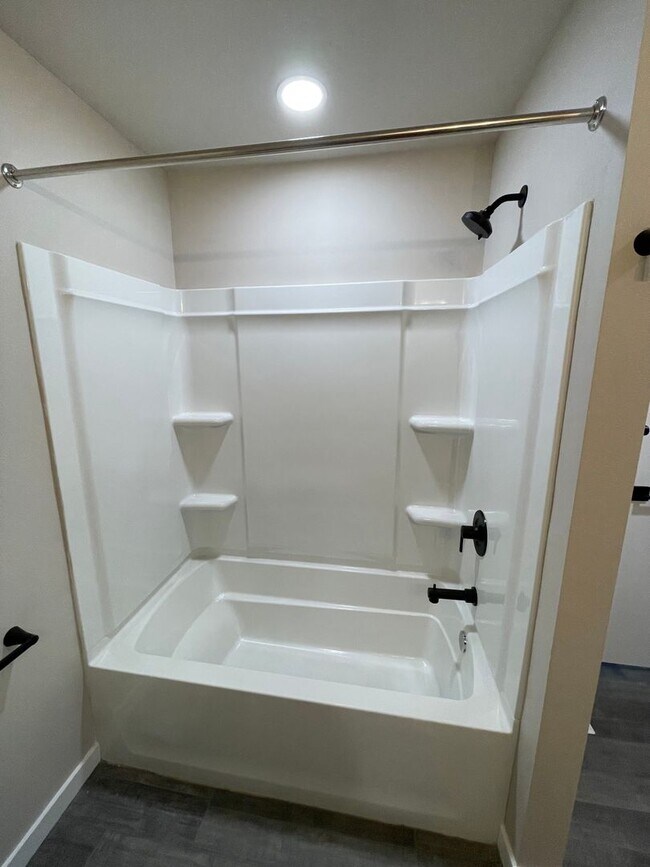 Building Photo - Newly Remodeled 2 Bed 1.5 Bath Home will L...