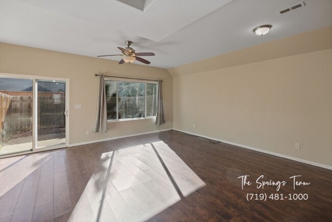 Building Photo - Charming 2BD/2.5BA Townhome with Attached ...