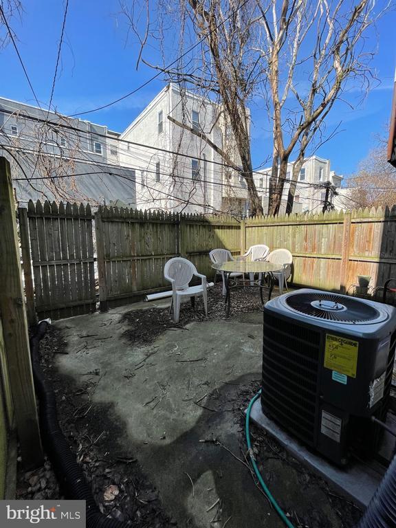 Building Photo - 2024 N Carlisle St