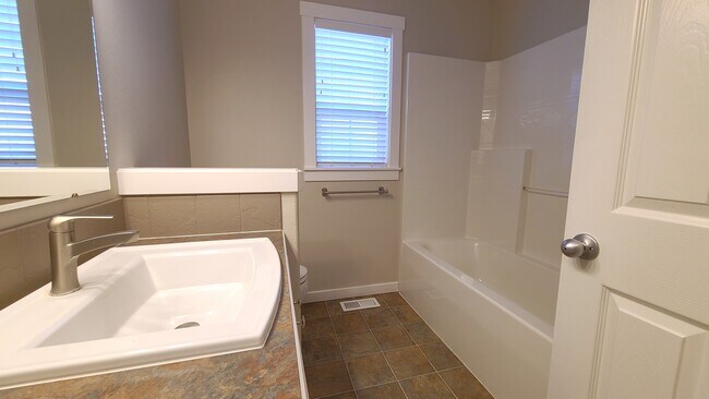 Building Photo - 2130 Strauss Ct E