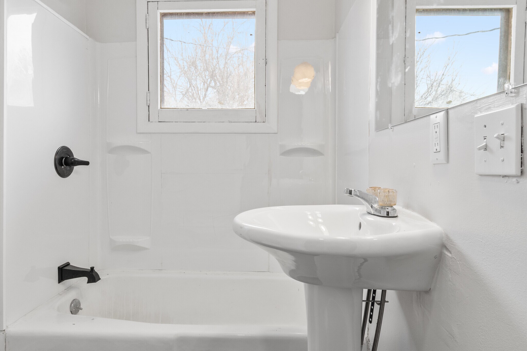 Building Photo - 3312 E 9th St