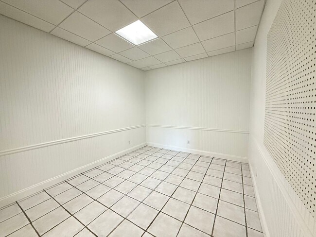 Building Photo - This beautiful brick home is located in Vi...