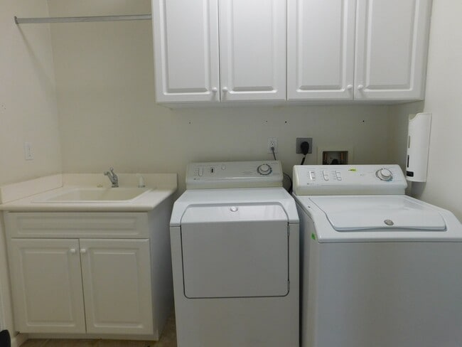 Building Photo - 2750 Dove Tail Dr