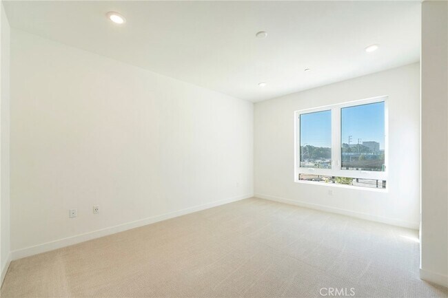 Building Photo - 3211 Rivington