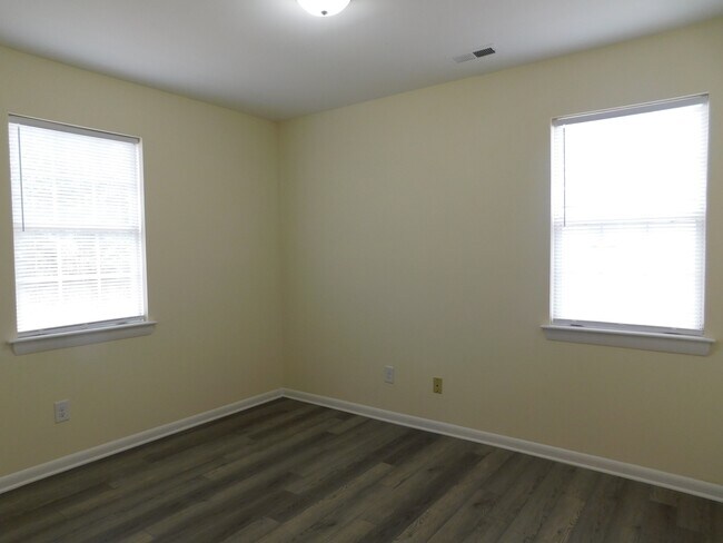 Building Photo - 416 E 19th St