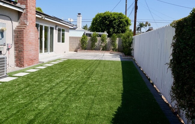 Building Photo - Beautifully Renovated 3B/2BA Home in La Ha...