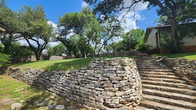 Building Photo - 1403 Canoe Brook Dr