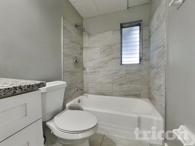 Building Photo - 10916 N 14th St