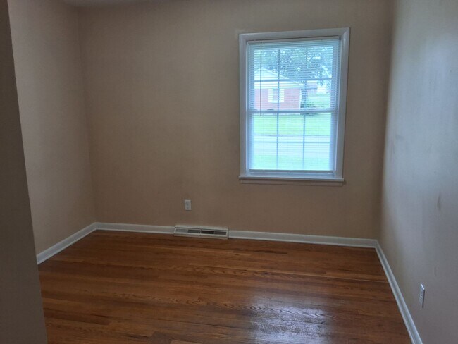 Building Photo - Beautiful 3 Bed, 2 Bath with walk out fini...