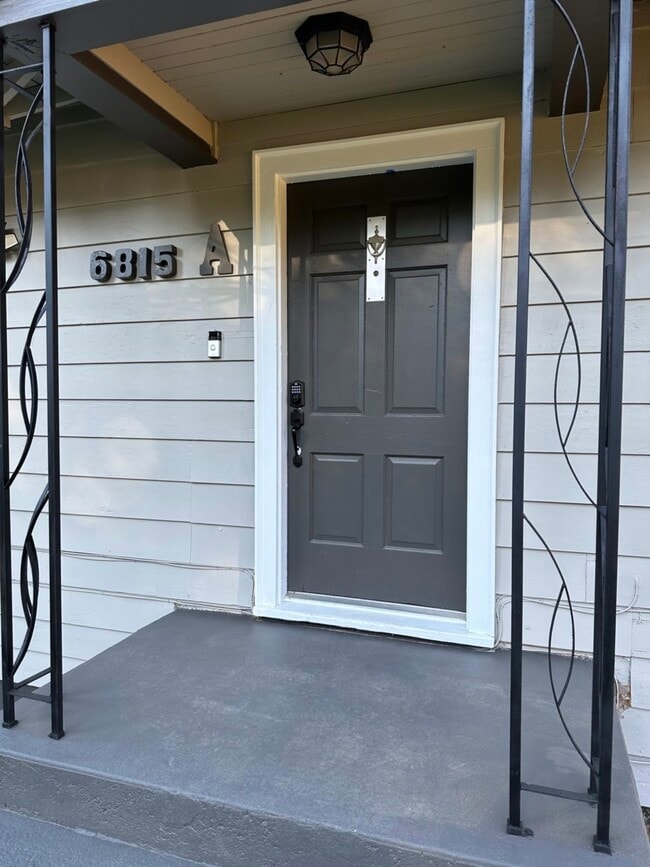 Building Photo - 6815 Lower Ridge Rd