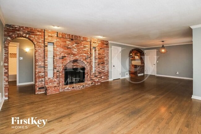 Building Photo - 705 NE Shady Ln Dr