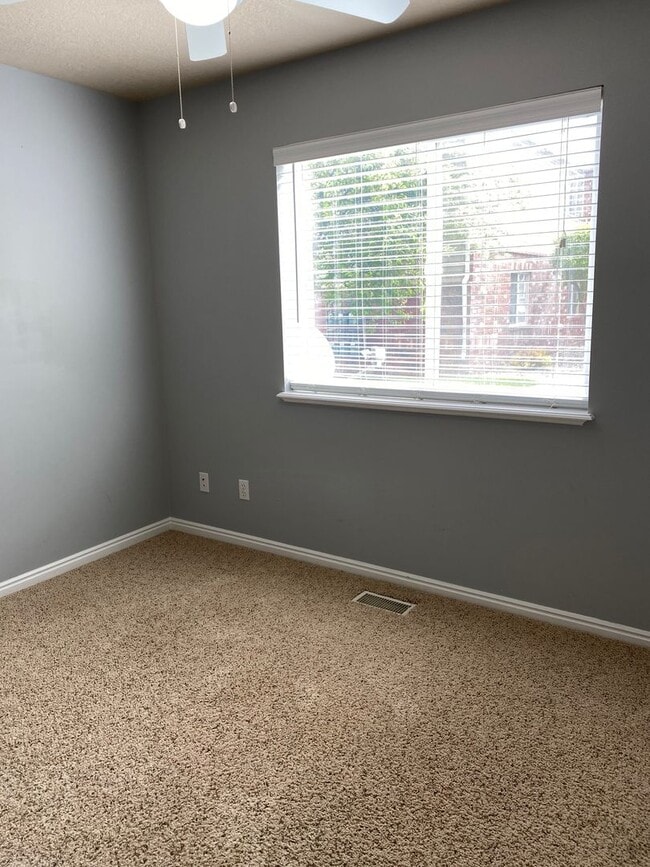 Building Photo - 2 Bed 1 Bath Brentwood Condo