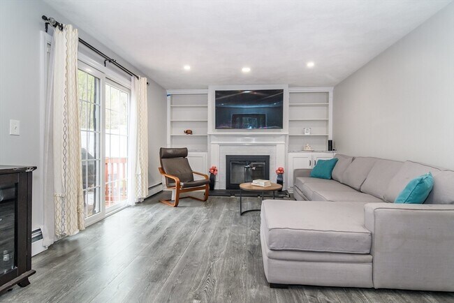 Building Photo - 10 Homeward Ln