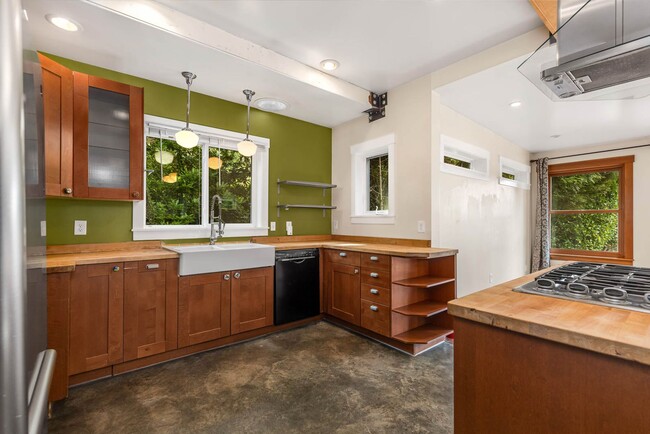 Building Photo - 4061 NE 110th St