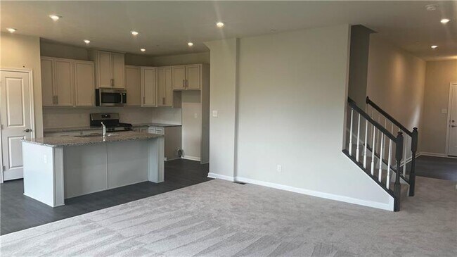 Building Photo - 445 Greenwood Dr