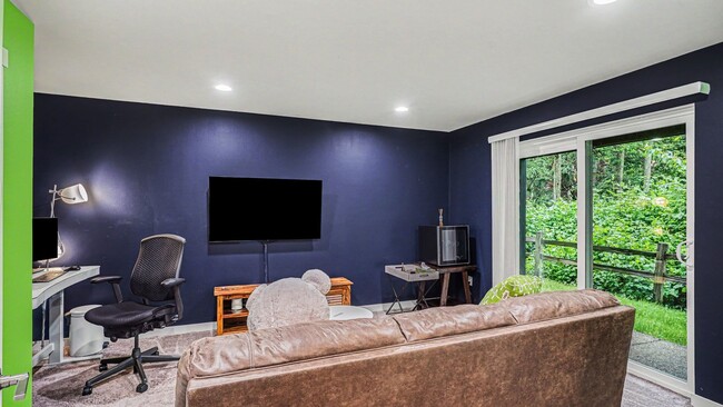 Building Photo - Modern Corner Townhome with Split AC & 2-Car Garage Near Alderwood Mall
