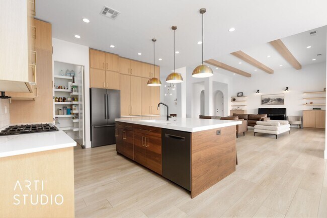 Building Photo - Beautiful 6 Bedroom 4.5 Bathroom Home in D...