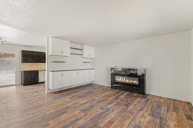 Building Photo - 6538 W Kenyon Ave